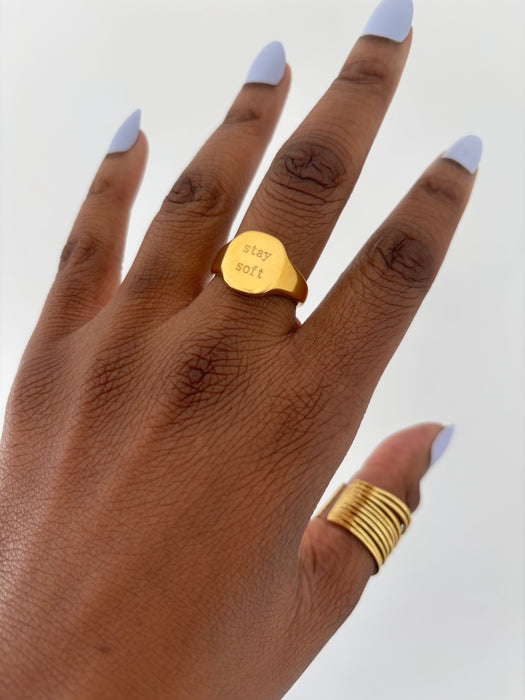 Anillo Stay Soft chapado en oro de 18 quilates