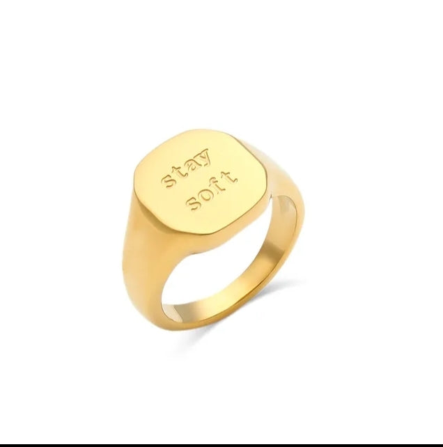 Anillo Stay Soft chapado en oro de 18 quilates